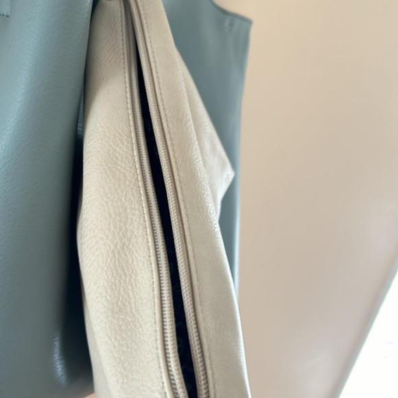 Turquoise faux leather bucket purse. Zippered inside pouch - Picture 4 of 6